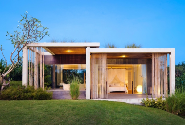 Villa minimalis dengan aksen kayu yang hangat